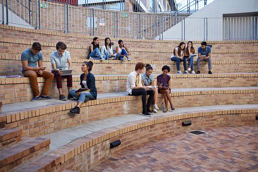 658984259 Alumnos estudiando en grupos en exteriores, en el campus