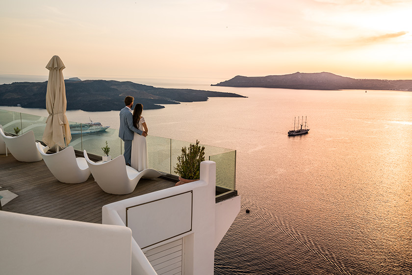 863505358 Pareja en un lugar romántico: hotel de lujo en Grecia con vistas al mar.